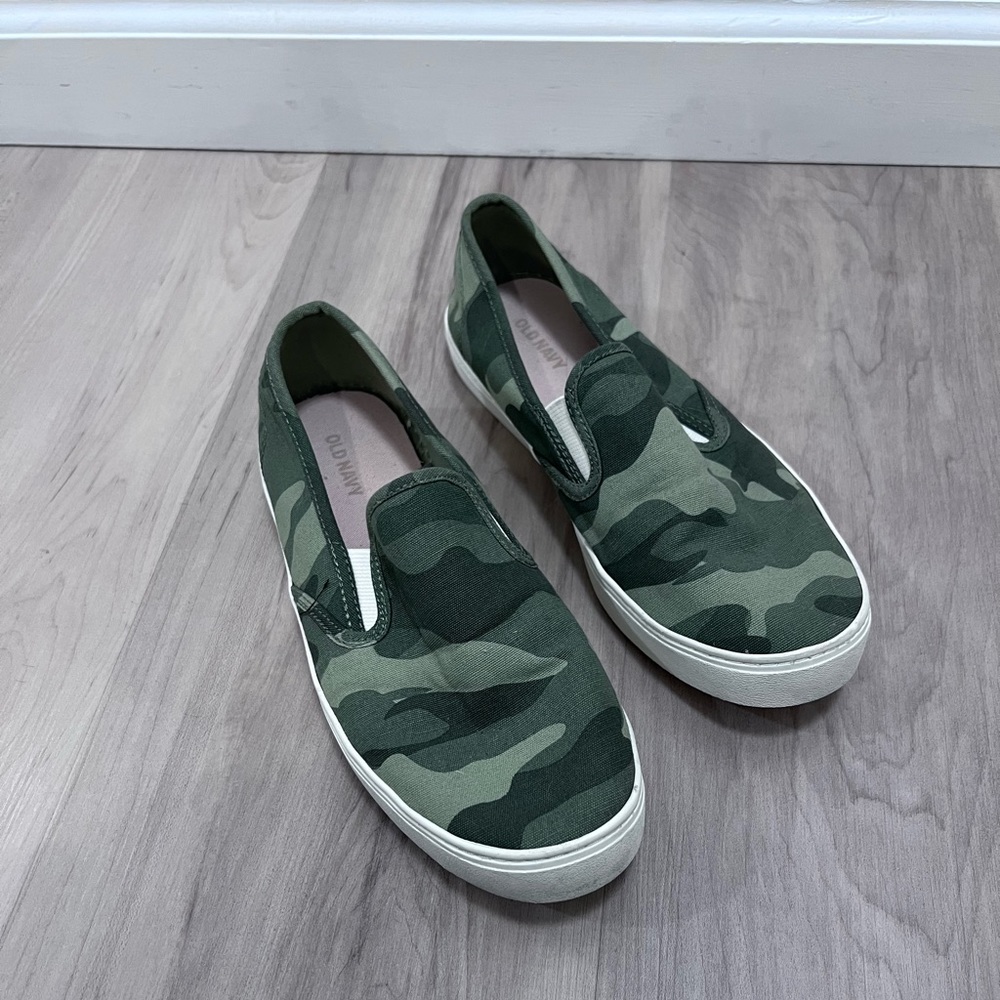 Old Navy camo slip-on sneakers size 8 great condition